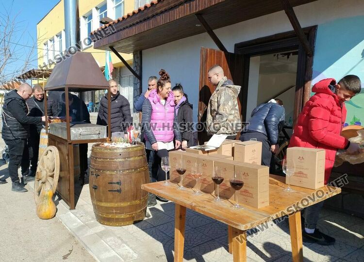 В с.Димитровче зарязаха лозята, оркестър "Канарите" дари за пострадалите в Турция