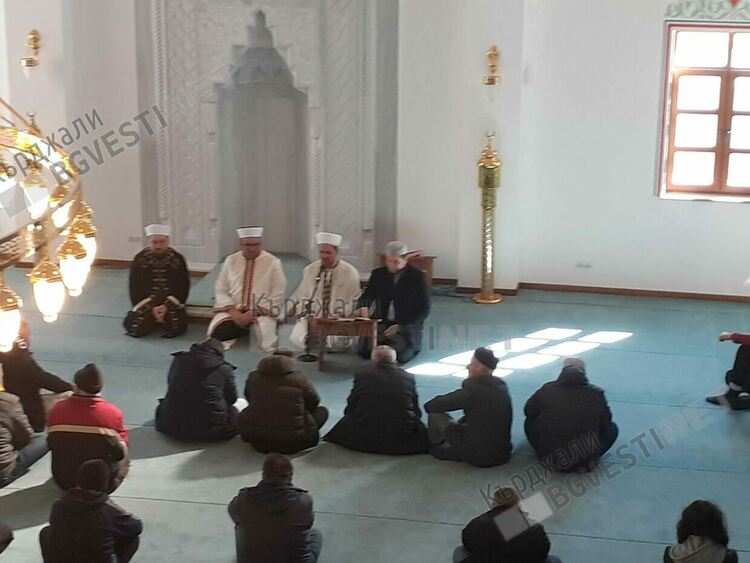   Миряни от храма „Св.Георги” връчиха събрани пари на Районното мюфтийство, предназначени за бедстващите в Турция