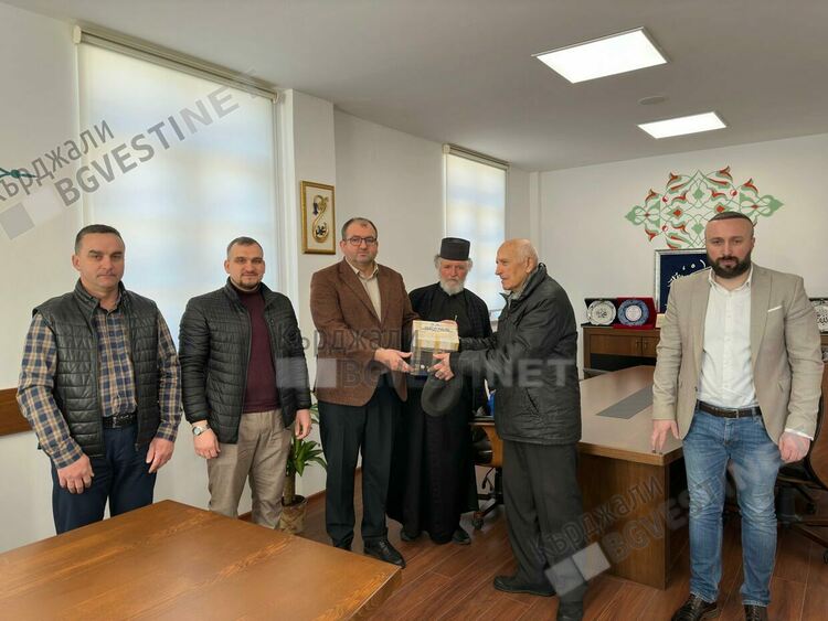   Миряни от храма „Св.Георги” връчиха събрани пари на Районното мюфтийство, предназначени за бедстващите в Турция