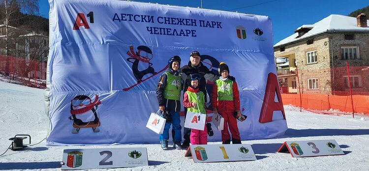 Истински зимен празник в Чепеларе, Радо Янков нахъсваше състезателите на старта