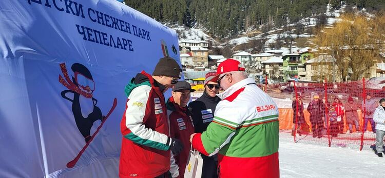 Истински зимен празник в Чепеларе, Радо Янков нахъсваше състезателите на старта