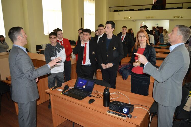 Активни ученици от "Славейков" заинтригуваха таен агент от САЩ