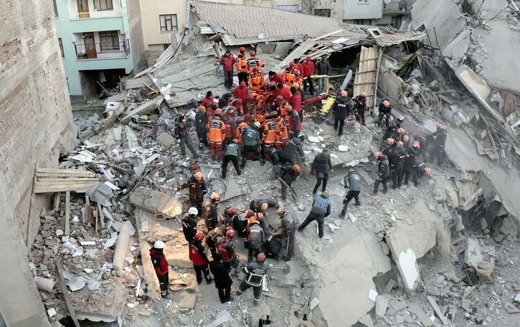 Ловно-рибарско сдружение „Родопи“ - Момчилград дари 2 600 лв. за пострадалите от земетресението в Турция