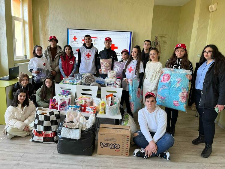 Доброволците от клуб „Бялата лястовица“ към СУ „Й. Йовков“ дариха помощи за засегнатите от земетресенията в Турция и Сирия
