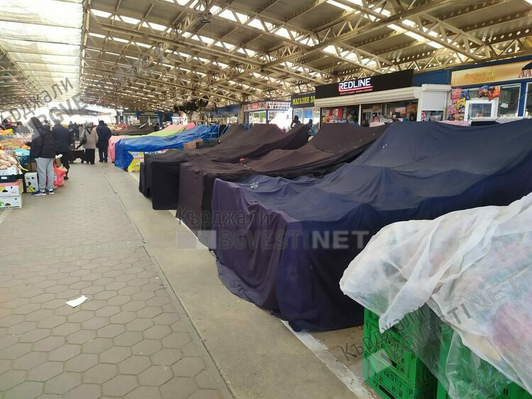   Студът изпразни Пазара от „производители”,липсват и купувачи