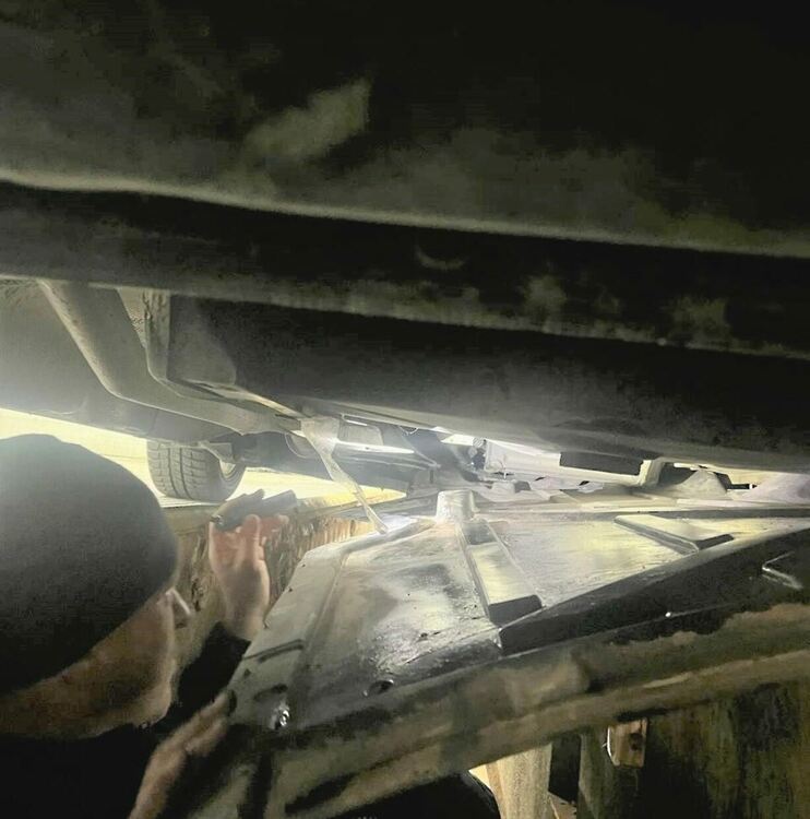 Извадиха контрабандни цигари от кашони с дрехи