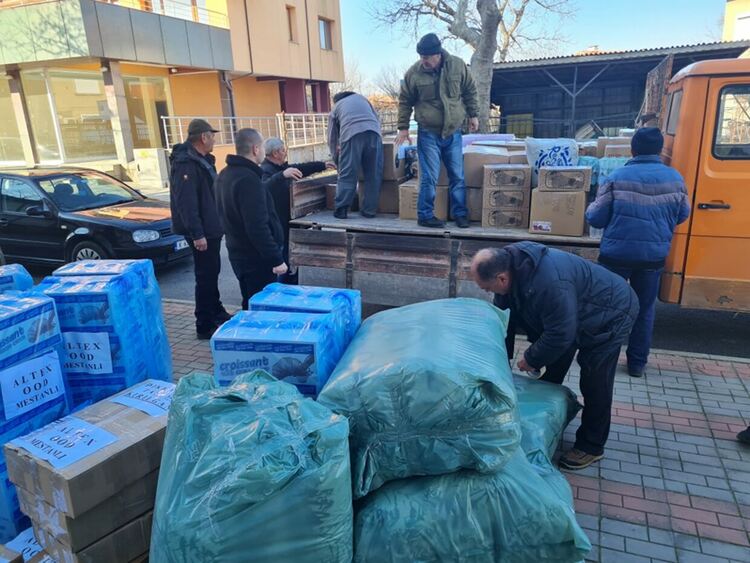 Нови два камиона с помощи потеглят от Момчилград за Турция