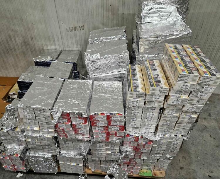 Извадиха контрабандни цигари от кашони с дрехи
