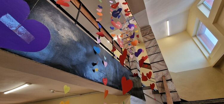 Сърца цъфтят в алеите на ПГСС, зарязаха и лозята