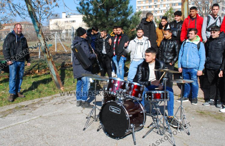 Шефката на Образованието в Хасково заряза лозето на Трифоновден с бъдещите агрономи