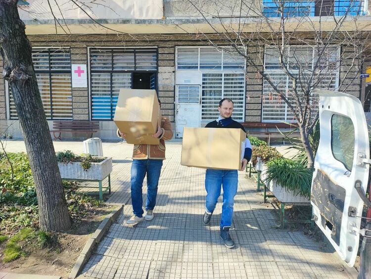 100 кашона помощ заминаха чрез БЧК към пострадалите от земетресенията 