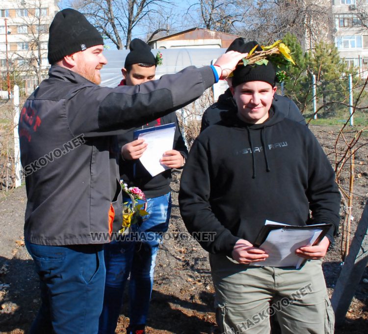Шефката на Образованието в Хасково заряза лозето на Трифоновден с бъдещите агрономи