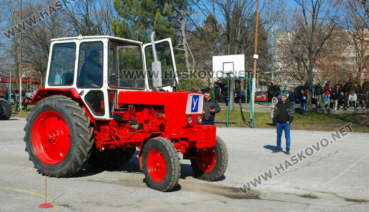 Шефката на Образованието в Хасково заряза лозето на Трифоновден с бъдещите агрономи