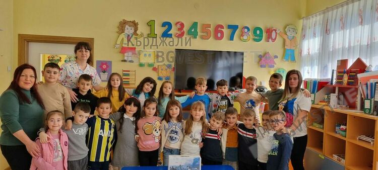 Учителки от ДГ“МИР“се отказаха от цветя и подаръци за 8 март,родителите събраха 1105 лв дарения за Турция и Сирия