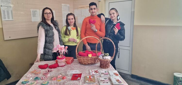 Сърца цъфтят в алеите на ПГСС, зарязаха и лозята