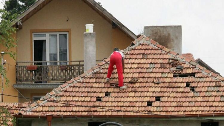 Издирват двама, измамили мъж с 3200 лева за ремонт на покрив 