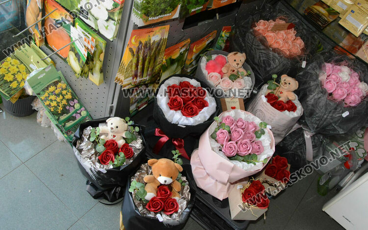 Напомняне с намигване за Деня на влюбените отправиха към мъжете от магазин за цветя