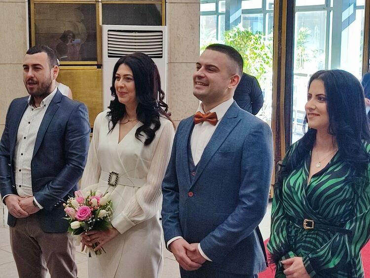 Две двойки се врекоха във вярност на днешния 14 февруари 