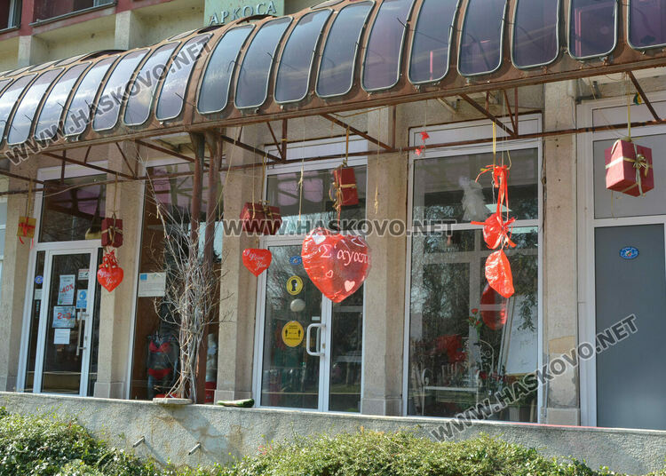 Напомняне с намигване за Деня на влюбените отправиха към мъжете от магазин за цветя