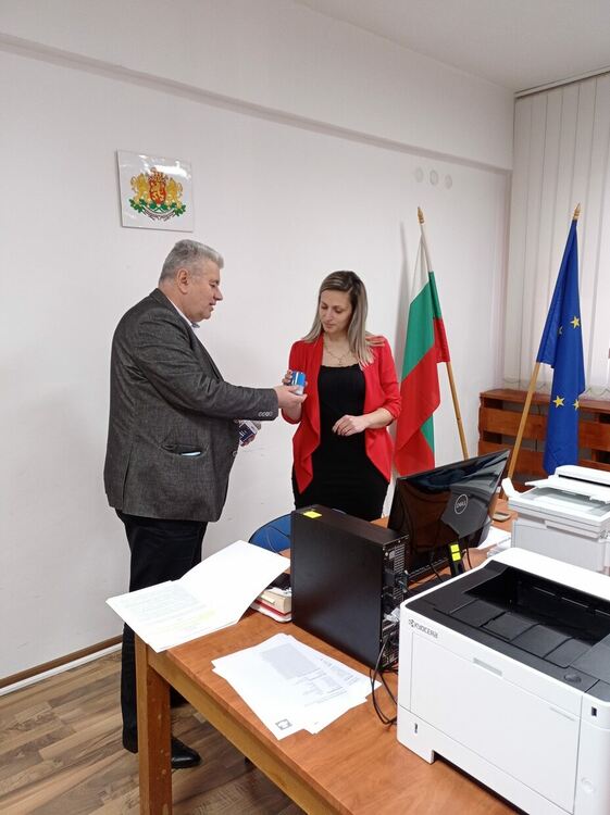 Областният управител Сабрутев връчи печата на РИК-Смолян