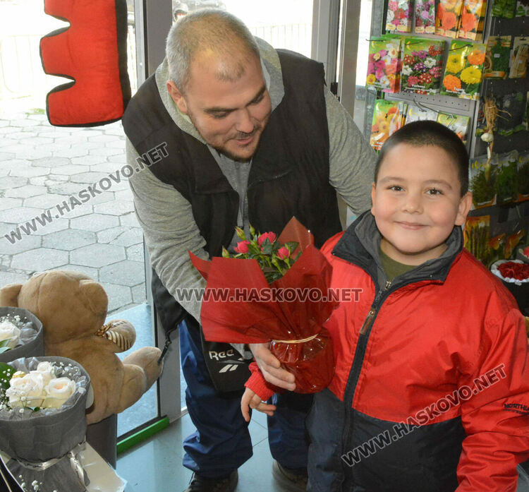 6-годишният Стилиян помогна на баща си за избора на цвете за любимия им човек-съпруга и майка