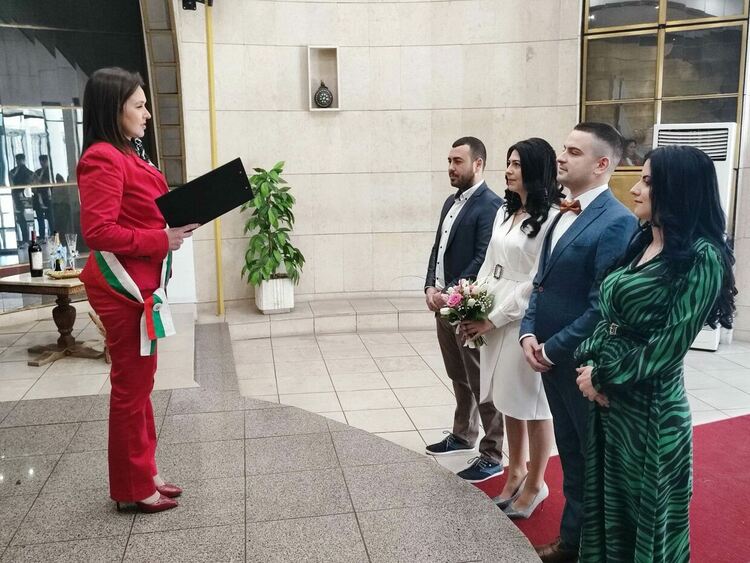 Две двойки се врекоха във вярност на днешния 14 февруари 