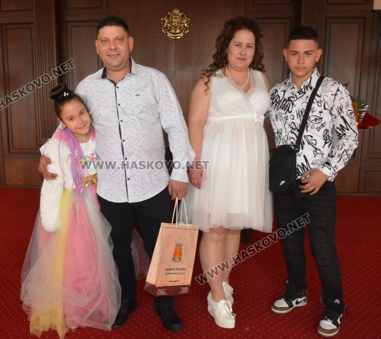 Да кажеш „Да“ на любимия човек след 16 години съвместен живот пред двете си деца