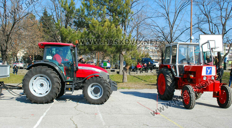 Шефката на Образованието в Хасково заряза лозето на Трифоновден с бъдещите агрономи
