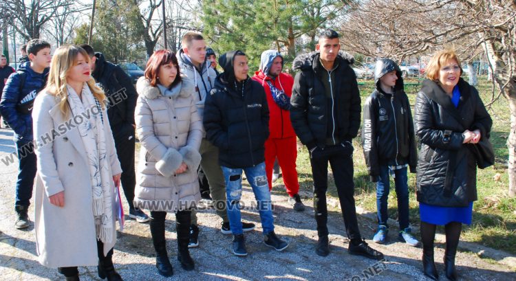 Шефката на Образованието в Хасково заряза лозето на Трифоновден с бъдещите агрономи