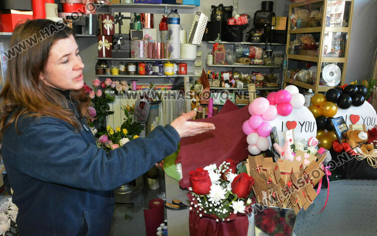 Напомняне с намигване за Деня на влюбените отправиха към мъжете от магазин за цветя