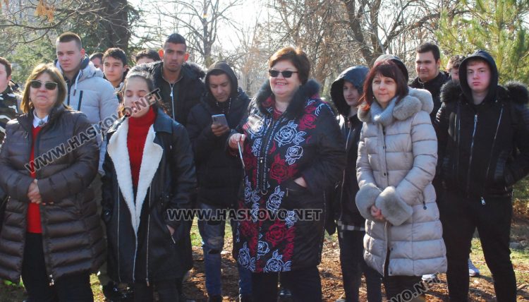 Шефката на Образованието в Хасково заряза лозето на Трифоновден с бъдещите агрономи