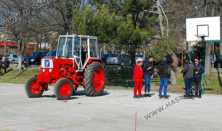 Шефката на Образованието в Хасково заряза лозето на Трифоновден с бъдещите агрономи