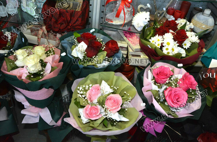 Напомняне с намигване за Деня на влюбените отправиха към мъжете от магазин за цветя