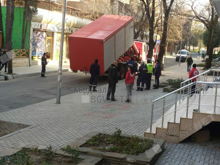 Контейнер с помощи за бедстващите в Турция изпрати тази сутрин ОС на БЧК в Кърджали