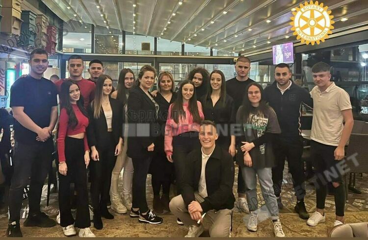 Младите ротарианци от Интеракт клуба с дарителска акция за лечението на малката Дамла от Солище