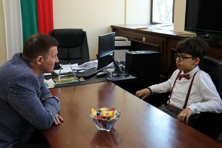 Кметът на Хасково награди носителя на златната купа на международната олимпиада по английски 