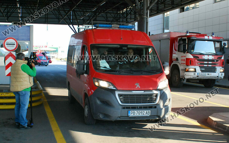 С аплодисменти турците изпращат българските пожарникари след спасителната им мисия в земетръсните зони 