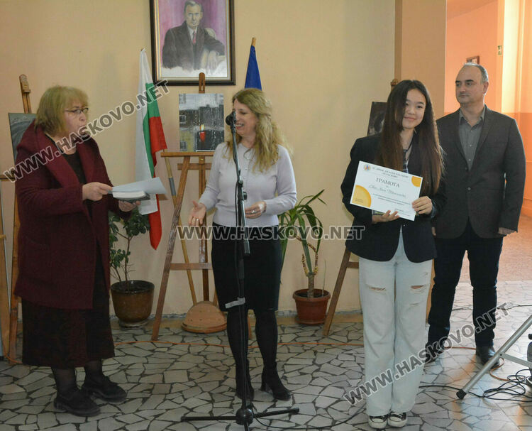 Лилия Иванова с приз „Ученик на годината“ в Езиковата гимназия, наградиха 22 изявени ученици