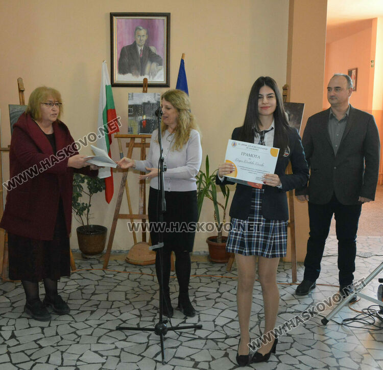 Лилия Иванова с приз „Ученик на годината“ в Езиковата гимназия, наградиха 22 изявени ученици