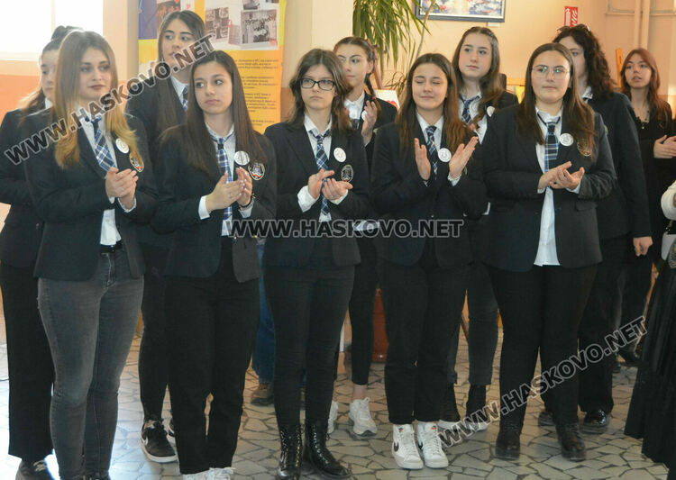 Лилия Иванова с приз „Ученик на годината“ в Езиковата гимназия, наградиха 22 изявени ученици