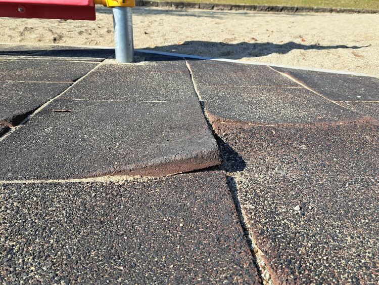 Хасковлийка сигнализира за опасна детска площадка на „Ямача“