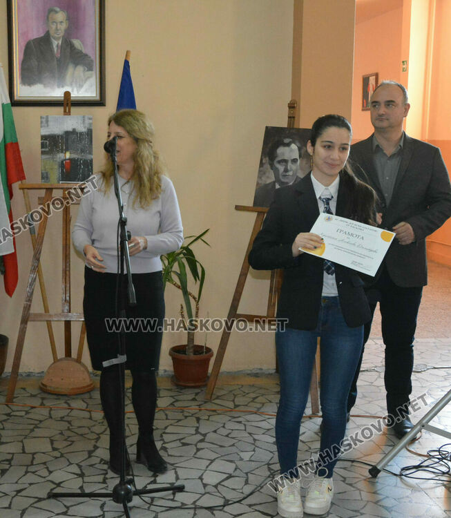 Лилия Иванова с приз „Ученик на годината“ в Езиковата гимназия, наградиха 22 изявени ученици