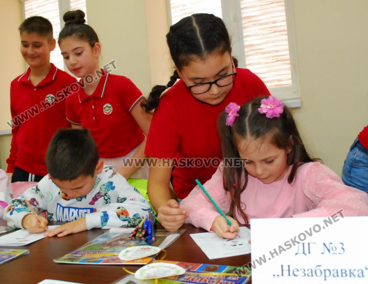 Поднасяне на цветя и открити уроци по родолюбие за Левски в едноименното училище