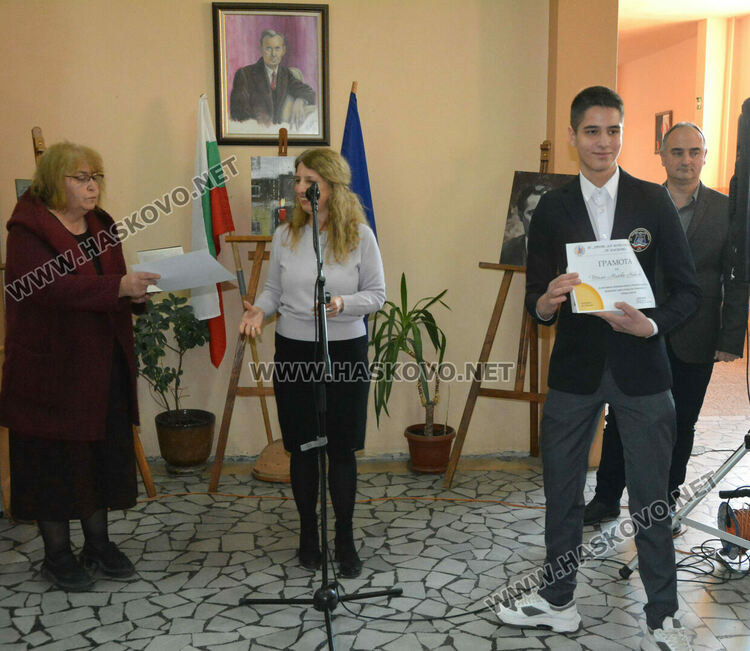 Лилия Иванова с приз „Ученик на годината“ в Езиковата гимназия, наградиха 22 изявени ученици