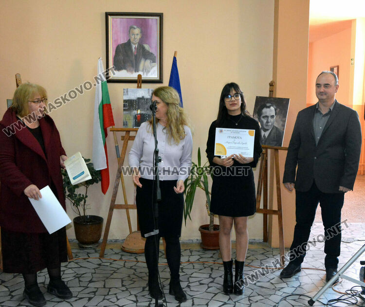 Лилия Иванова с приз „Ученик на годината“ в Езиковата гимназия, наградиха 22 изявени ученици