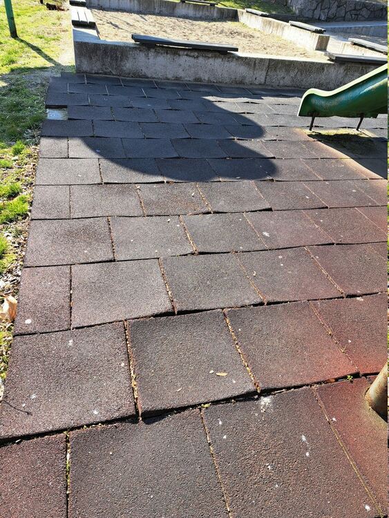 Хасковлийка сигнализира за опасна детска площадка на „Ямача“