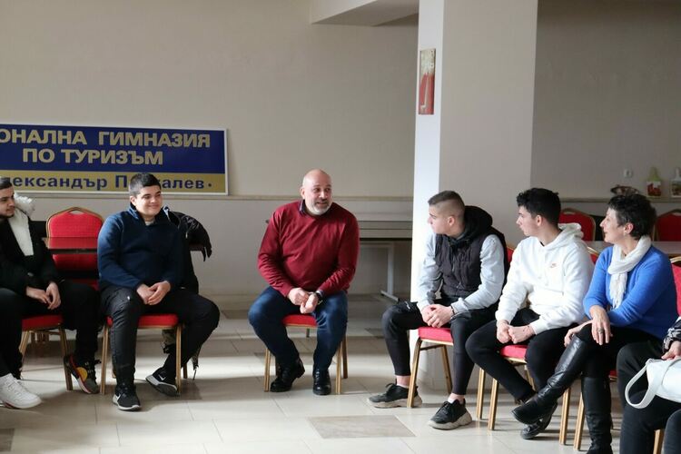 Ученици от Гимназията по туризъм се включиха в дискусия за зависимостите