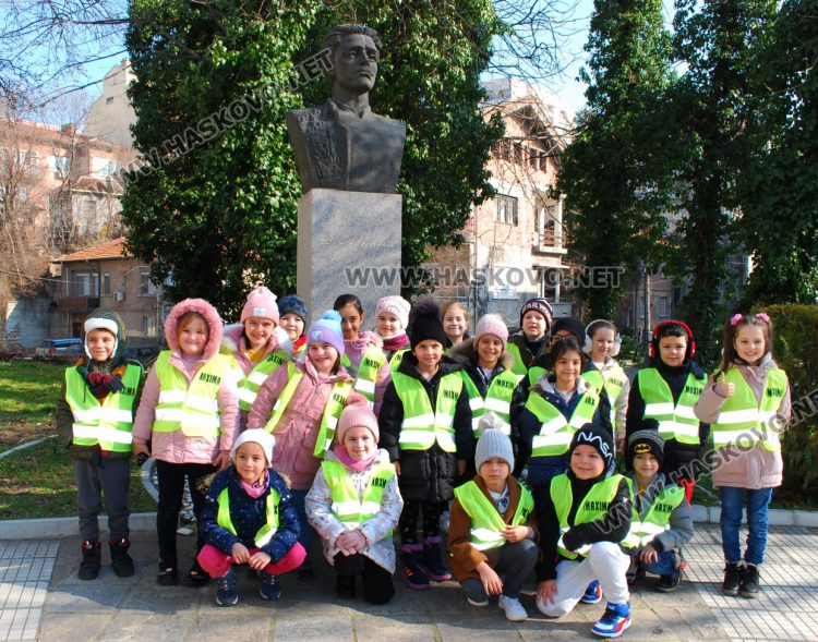 Поднасяне на цветя и открити уроци по родолюбие за Левски в едноименното училище