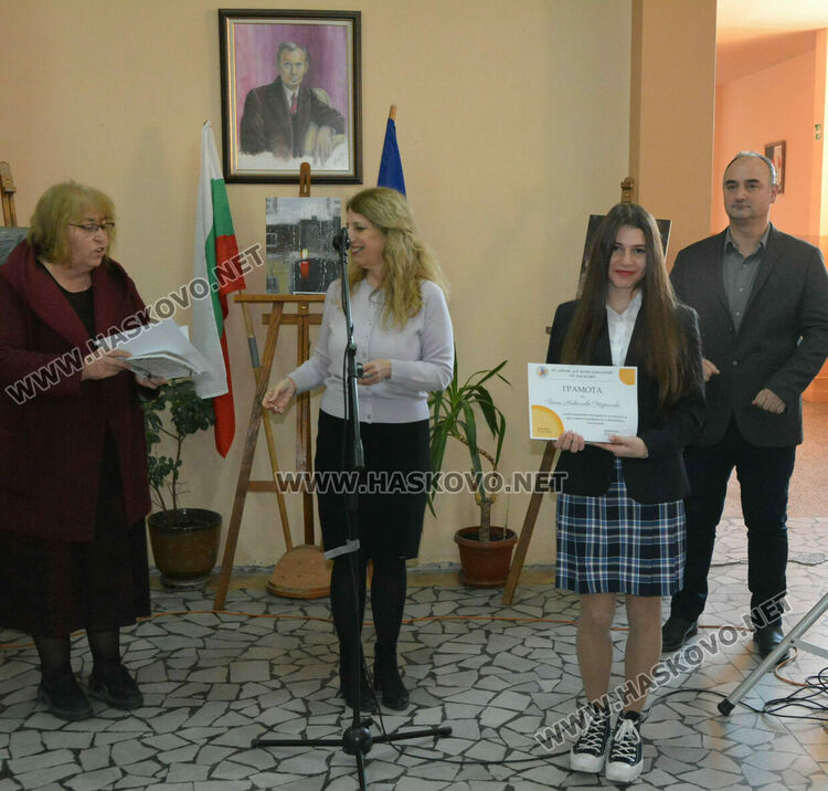 Лилия Иванова с приз „Ученик на годината“ в Езиковата гимназия, наградиха 22 изявени ученици