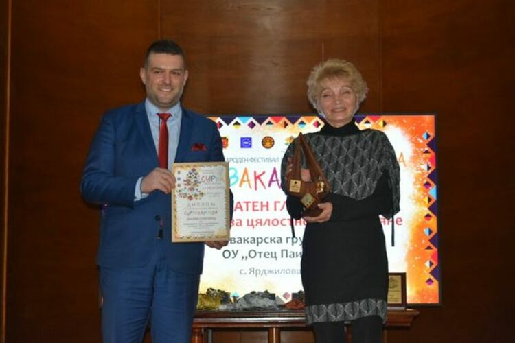  Бяха връчени наградите на ученическите групи отличени в XII Младежко маскарадно дефиле &bdquo;Сурвакариада&ldquo; 2023